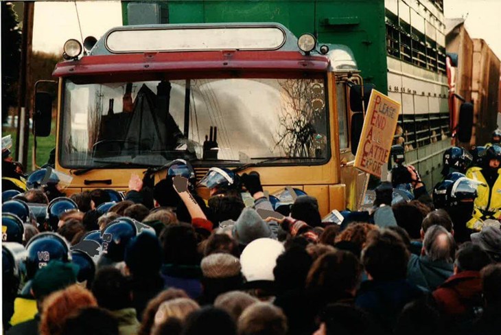 Skupina protestujících blokuje cestu kamionu