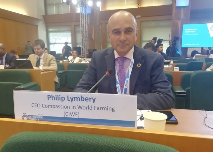 Philip J. Lymbery sedí u stolu na zasedání OSN